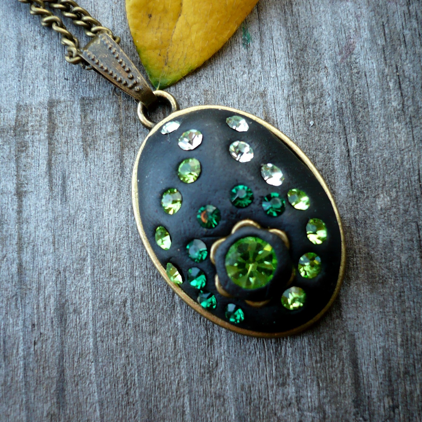 Zelený třpytkový náhrdelník