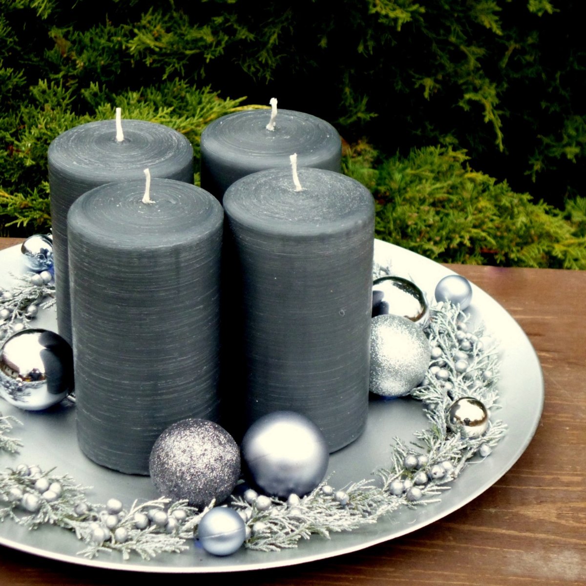Velký svícen s ocelově šedými svícemi na starostříbrném talíři
