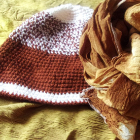 Čapka háčkovaná Karamel a krém.