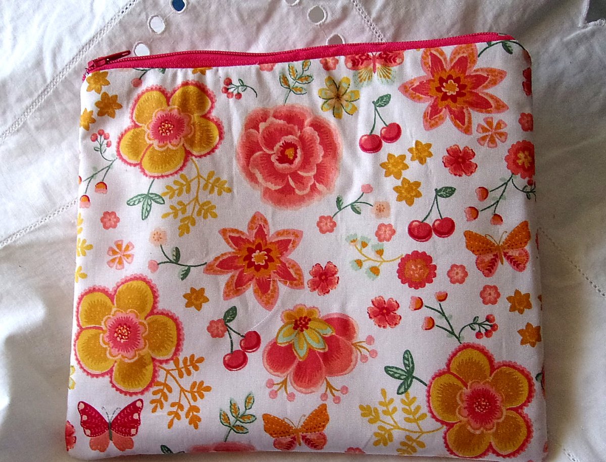 Kapsička šitá Bílá s květy.