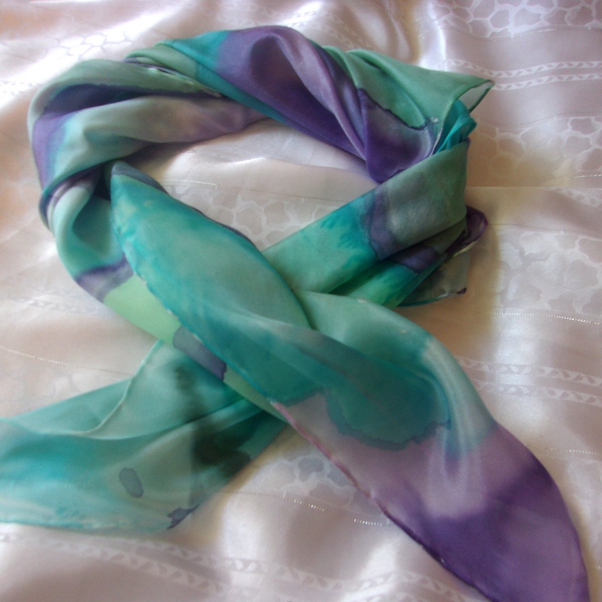 Hedvábný šátek tyrkysovofialový.