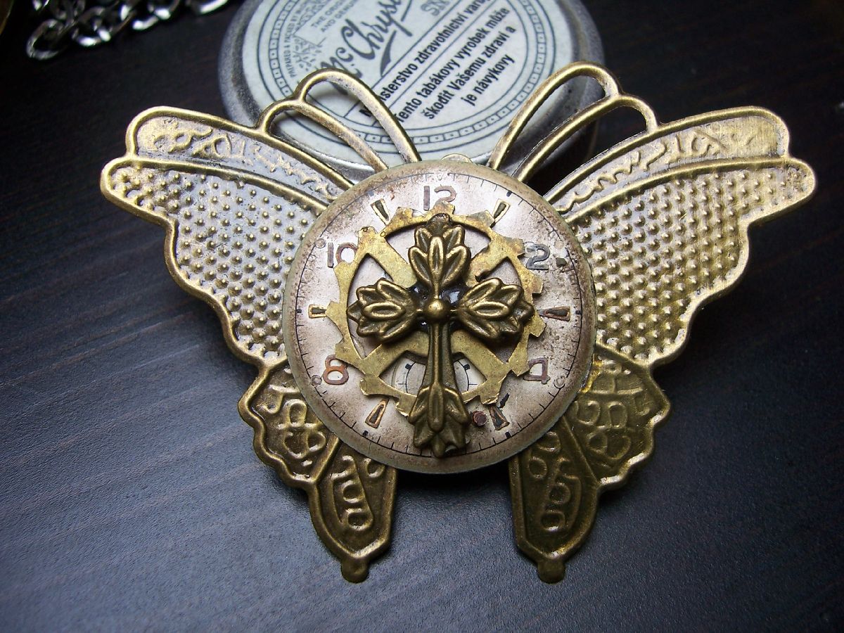 Steampunková motýlí brož