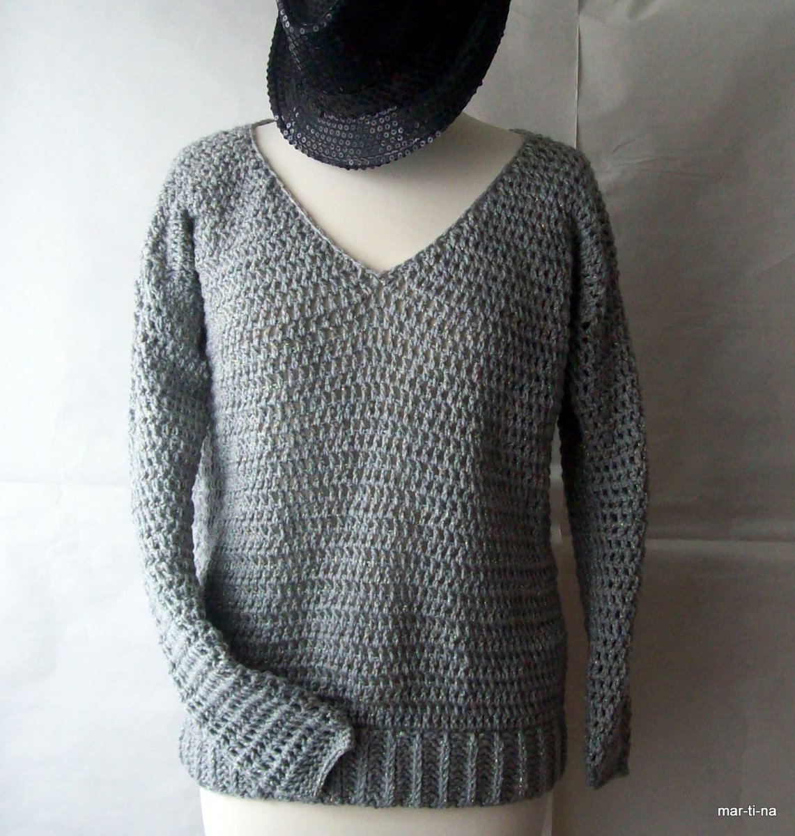 Šedý, třpytivý svetřík