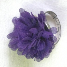 Fialový květinový prstýnek 