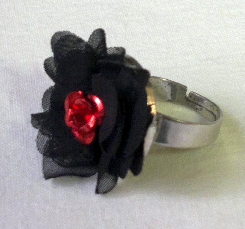 Černý květinový prstýnek -Carmen