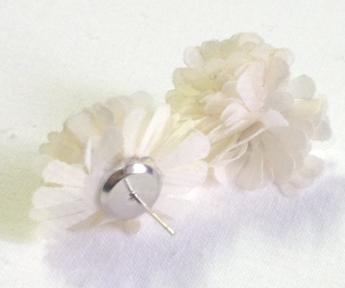 Smetanové květinové náušnice