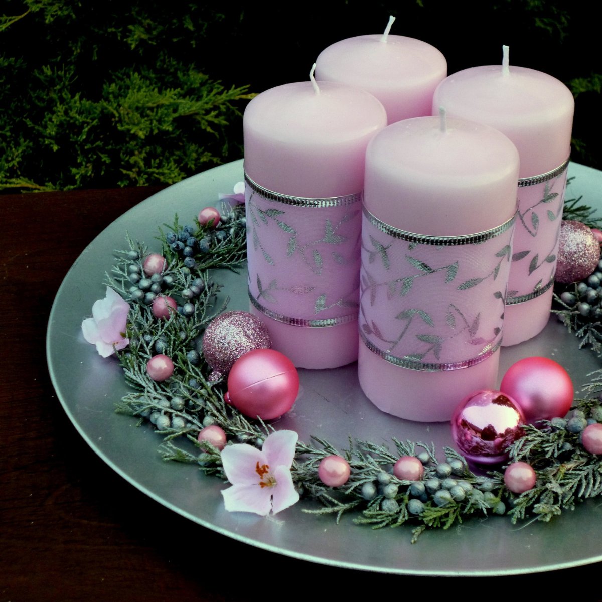 Velký růžový svícen na starostříbrném talíři