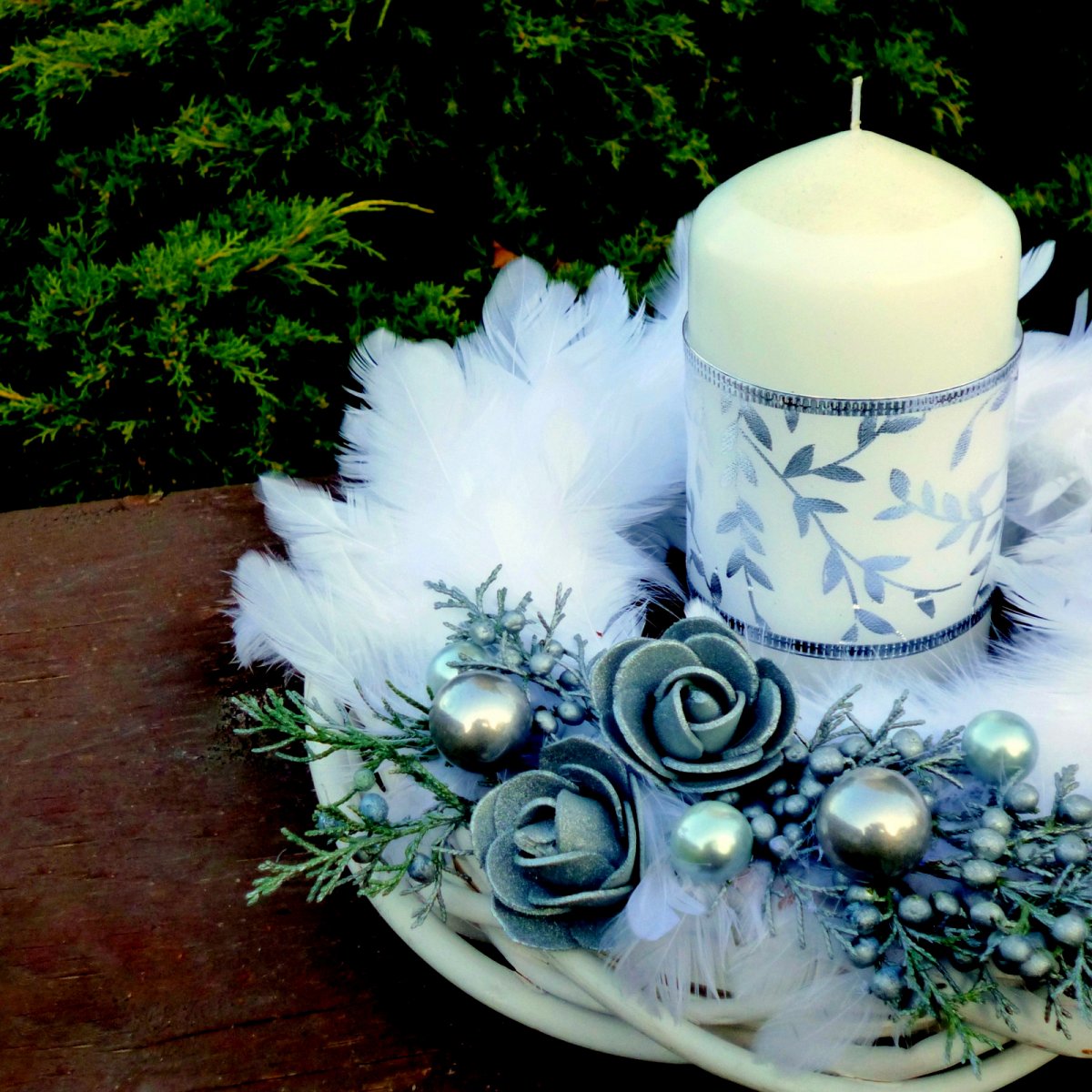 Bílý peříčkový věnec se svící