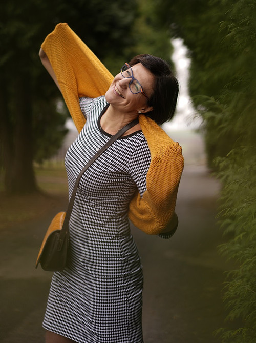 Pletená vesta - barva hořčicová 