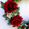 Věnec s červenými růžemi a hortenzií