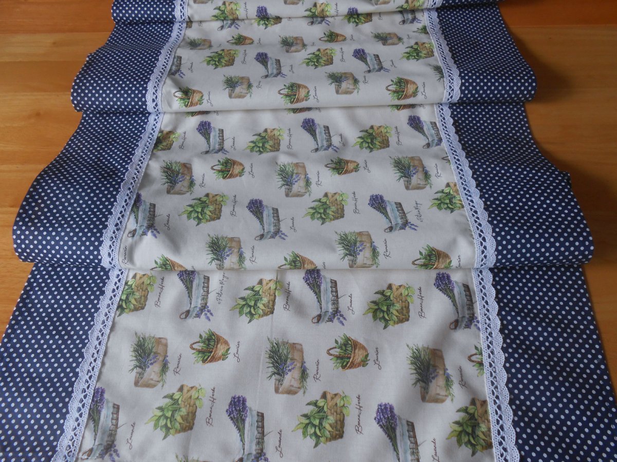 Běhoun s levandulí a bylinkami v košících