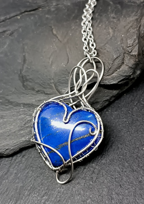 Srdíčko lapis lazuli se zlatou linkou