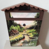 Ručně malovaná poštovní schránka s lesním motivem – originální dekorace pro dům i zahradu.