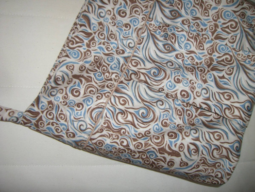 Hnedo-modra kabelka se vzorem