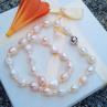 Bílo růžové říční barokní top perly uzlíkovaný náhrdelník