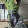Zelený háčkovaný crop-top s korálky
