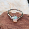 Stříbrný prstýnek s Etiopským opálem 0.6 ct mezi zirkony