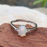 Stříbrný prstýnek s Etiopským opálem 0.6 ct mezi zirkony