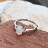 Stříbrný prstýnek s Etiopským opálem 0.6 ct mezi zirkony