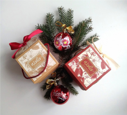 Ručně malovaná vánoční baňka – originální dekorace vytvořená s péčí