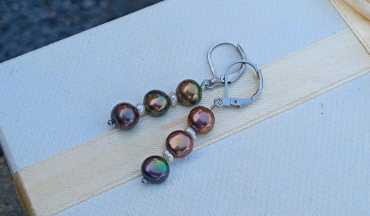 Říční perly hnědo šedé perlové náušnice na chirurgické oceli