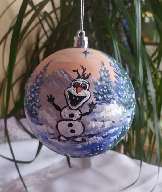 Ručně malovaná vánoční baňka – originální dekorace vytvořená s péčí