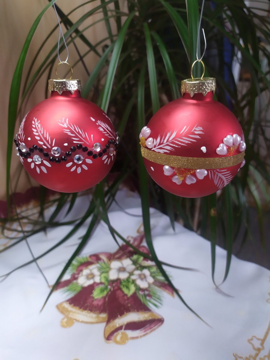 Ručně malovaná skleněná vánoční baňka – originální dekorace vytvořená s péčí