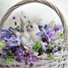 košíček plný kytiček s ptáčkem..