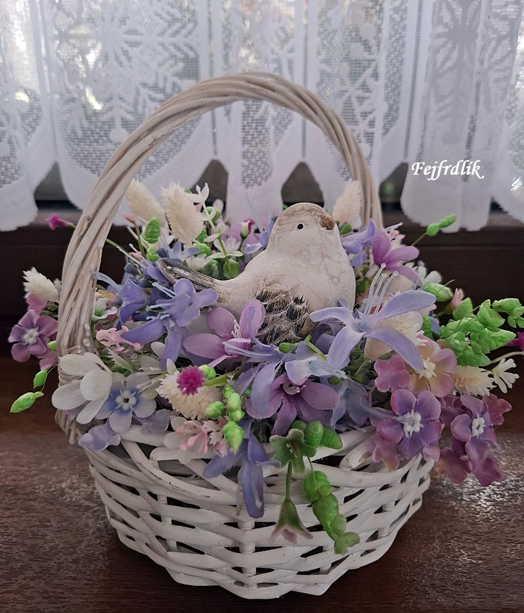 košíček plný kytiček s ptáčkem..