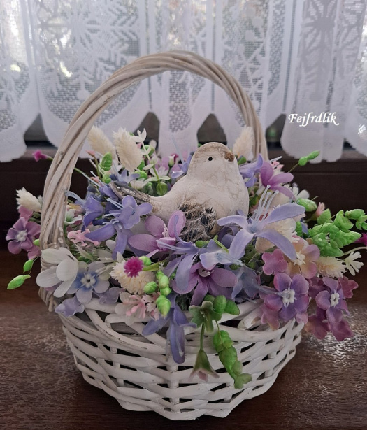 košíček plný kytiček s ptáčkem..