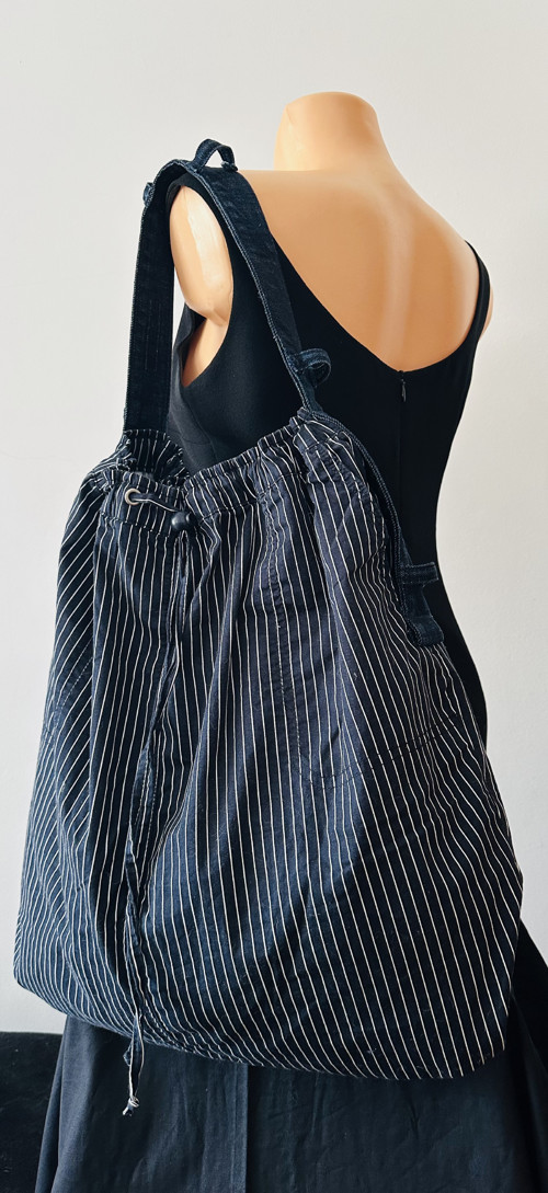 modrá taška s proužky