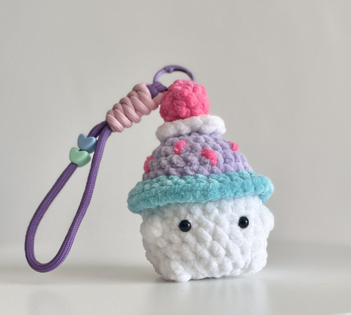 Ručně háčkovaný cupcake přívěsek s třešničkou