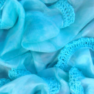 Hedvábný šátek s krajkovým volánem.