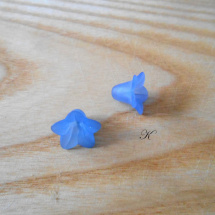 Korálek kytička plastová barvy modré