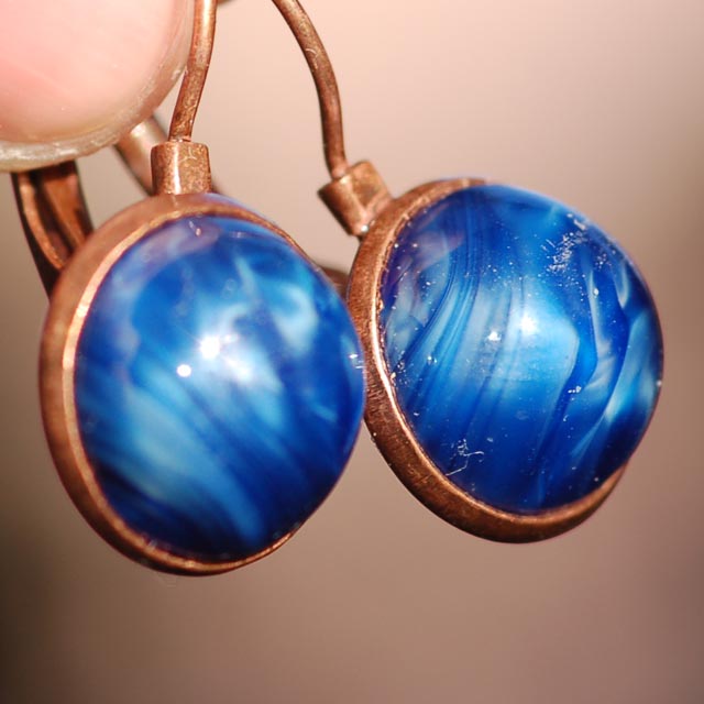 Modré skleněné perleťovky v mědi