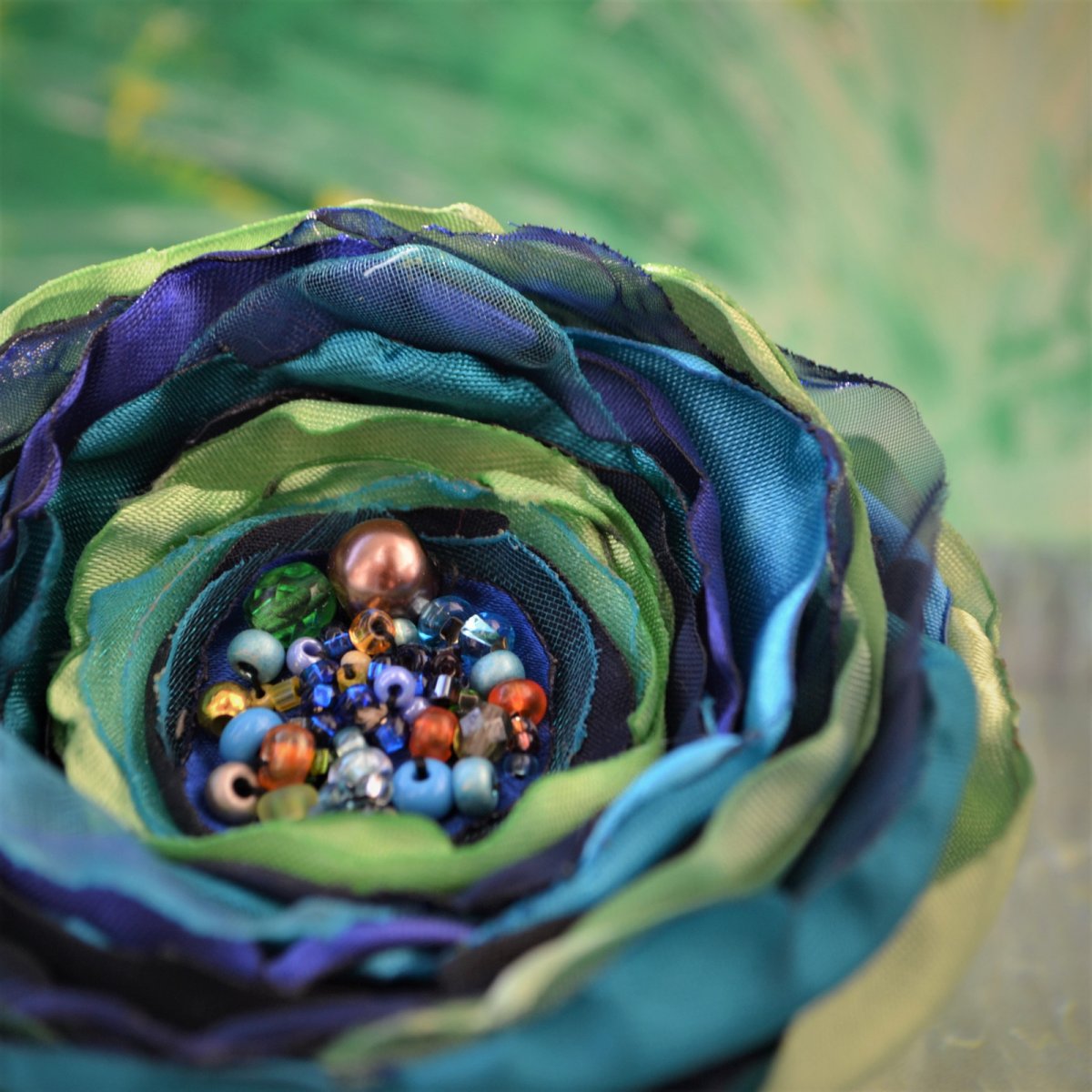 Brož i květ do vlasů Soňa