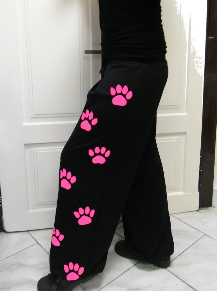 Dětské tepláčky s růžovými  tlapičkami,rezervace pro : monika 1