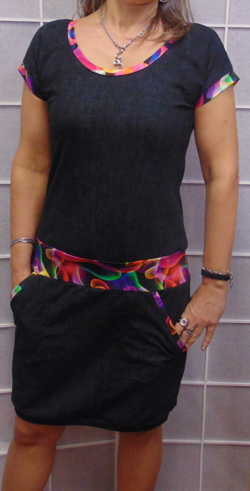 Šaty černý jeans s barevnými lemy - velikost 4XL