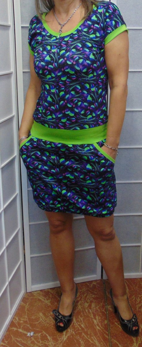 Šaty barevná peříčka, velikost M %SLEVA%