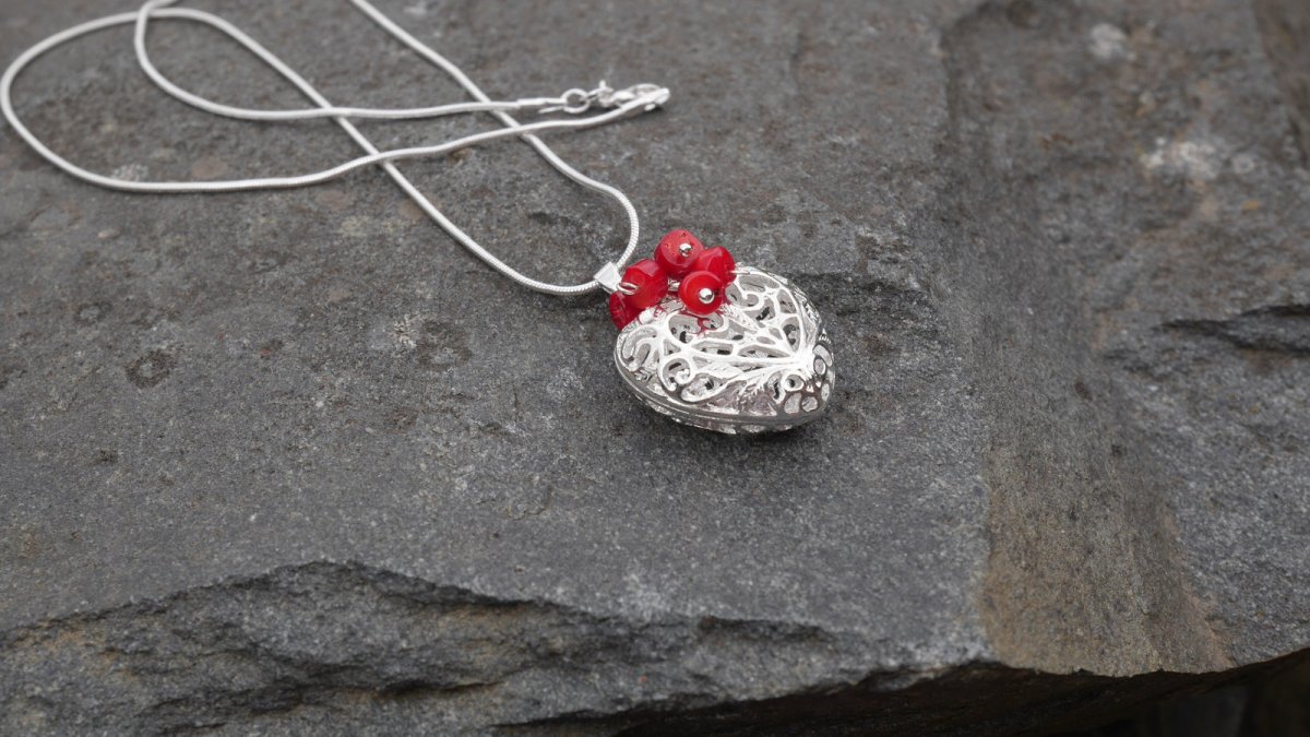 Stříbrné srdce se závojem z korálu, řetízek s přívěskem