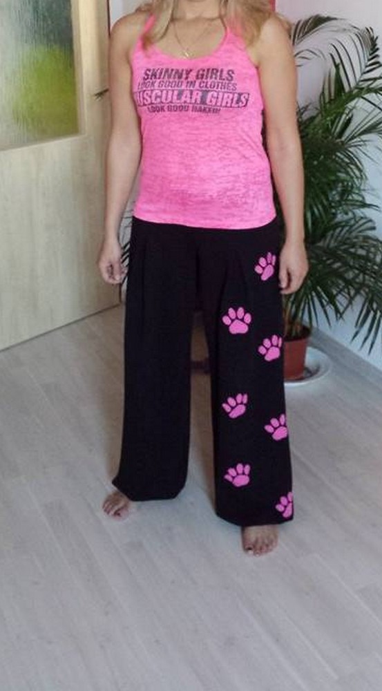 Taneční tepláky s růžovými tlapkami