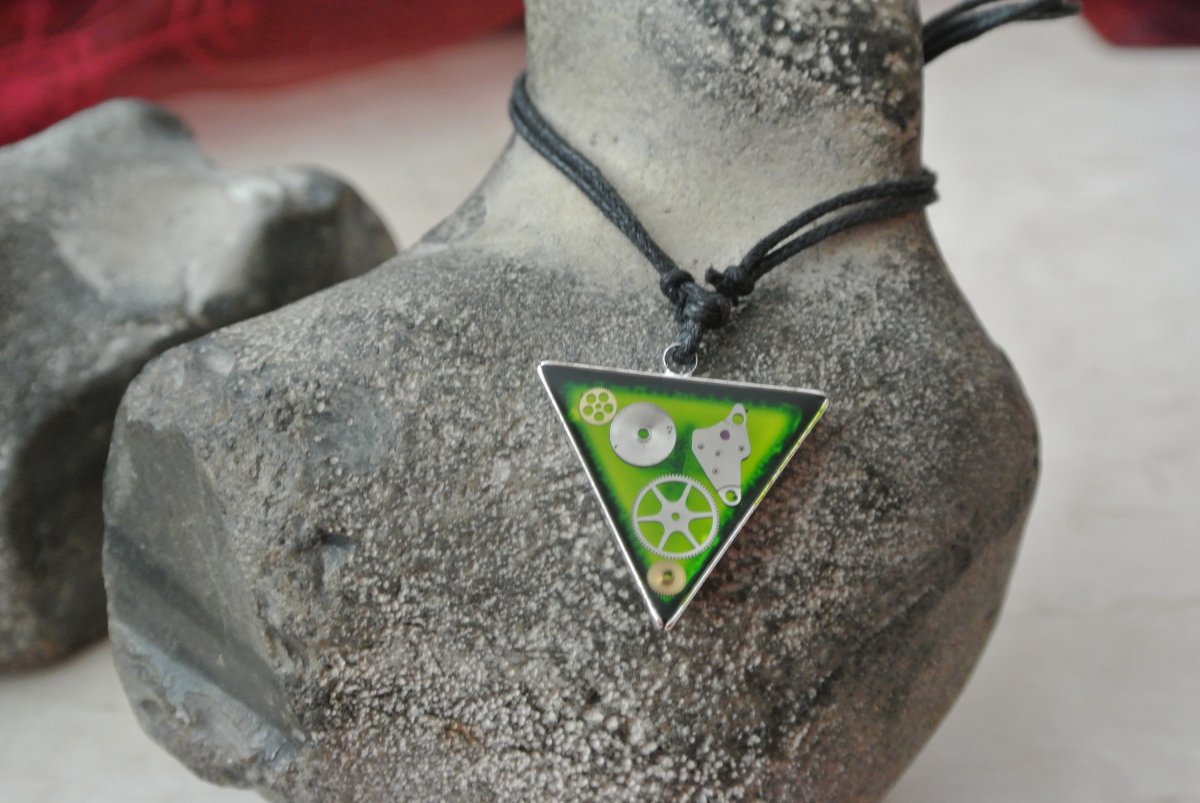 Steampunkový  přívěsek - zelený trojúhelník