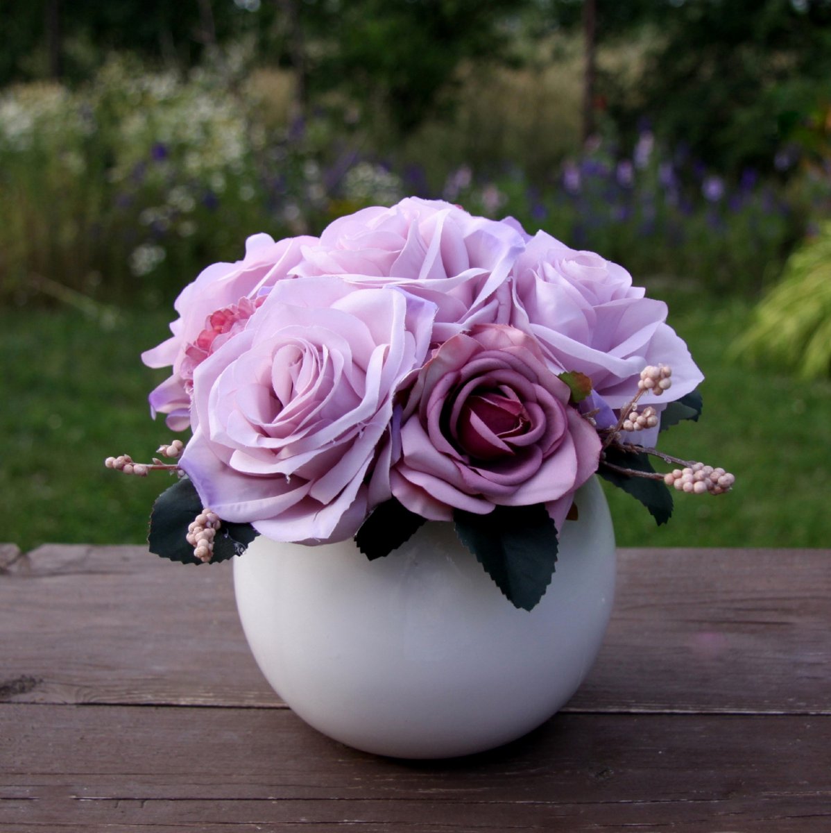 Kytice pudrových růží v bílé lesklé keramické kouli
