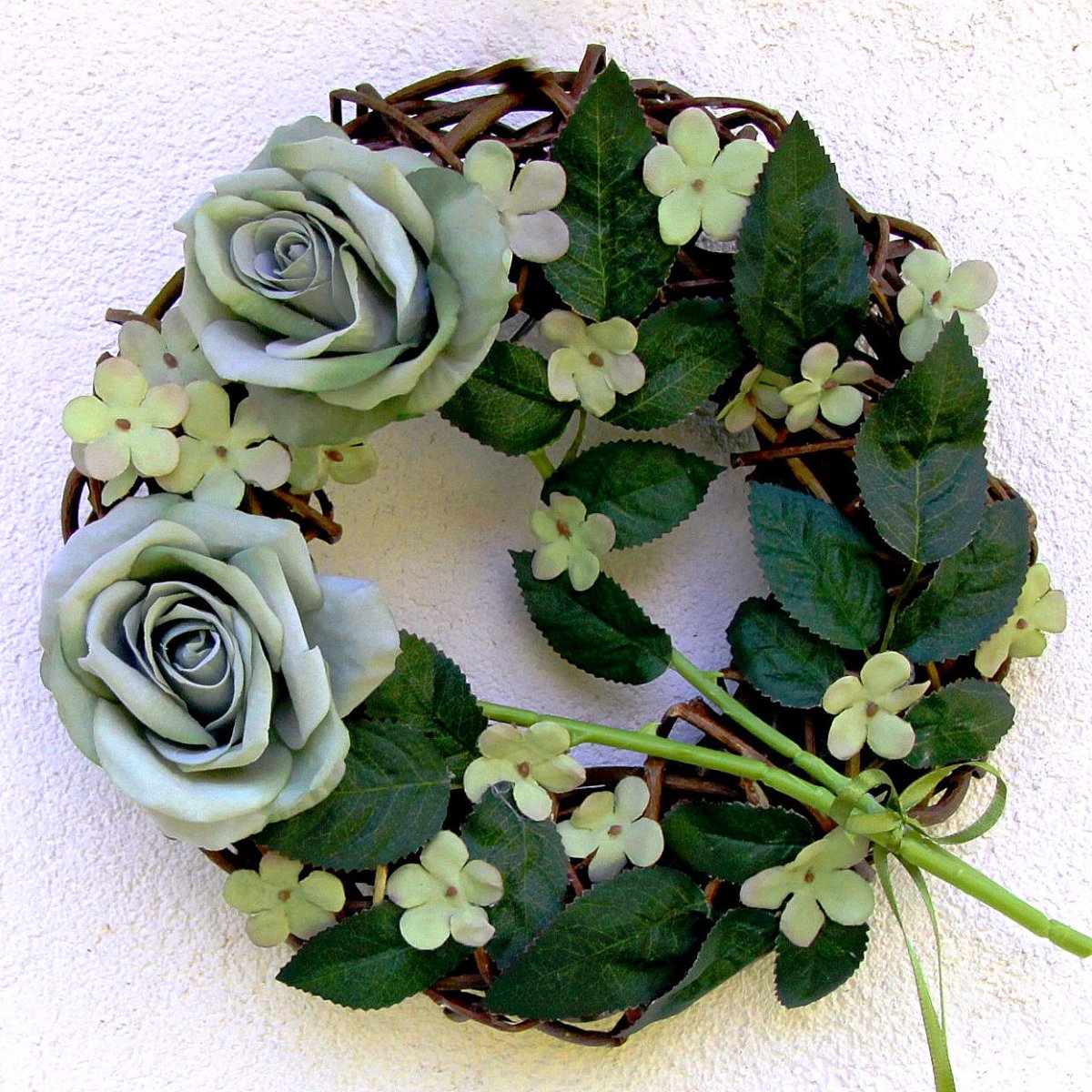 Věnec se zelenošedými růžemi 