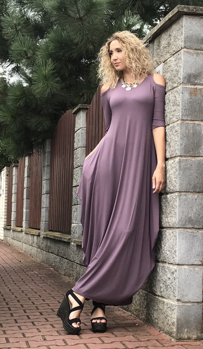 Fialkové dlouhé šaty s volnými rameny