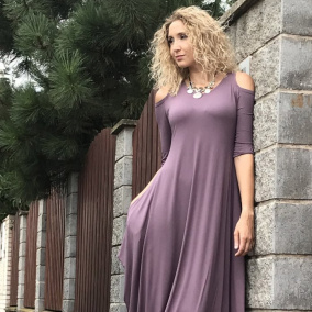 Fialkové dlouhé šaty s volnými rameny