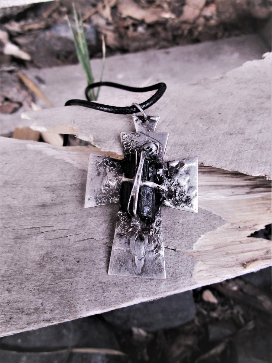 "Křížek s turmalínem"