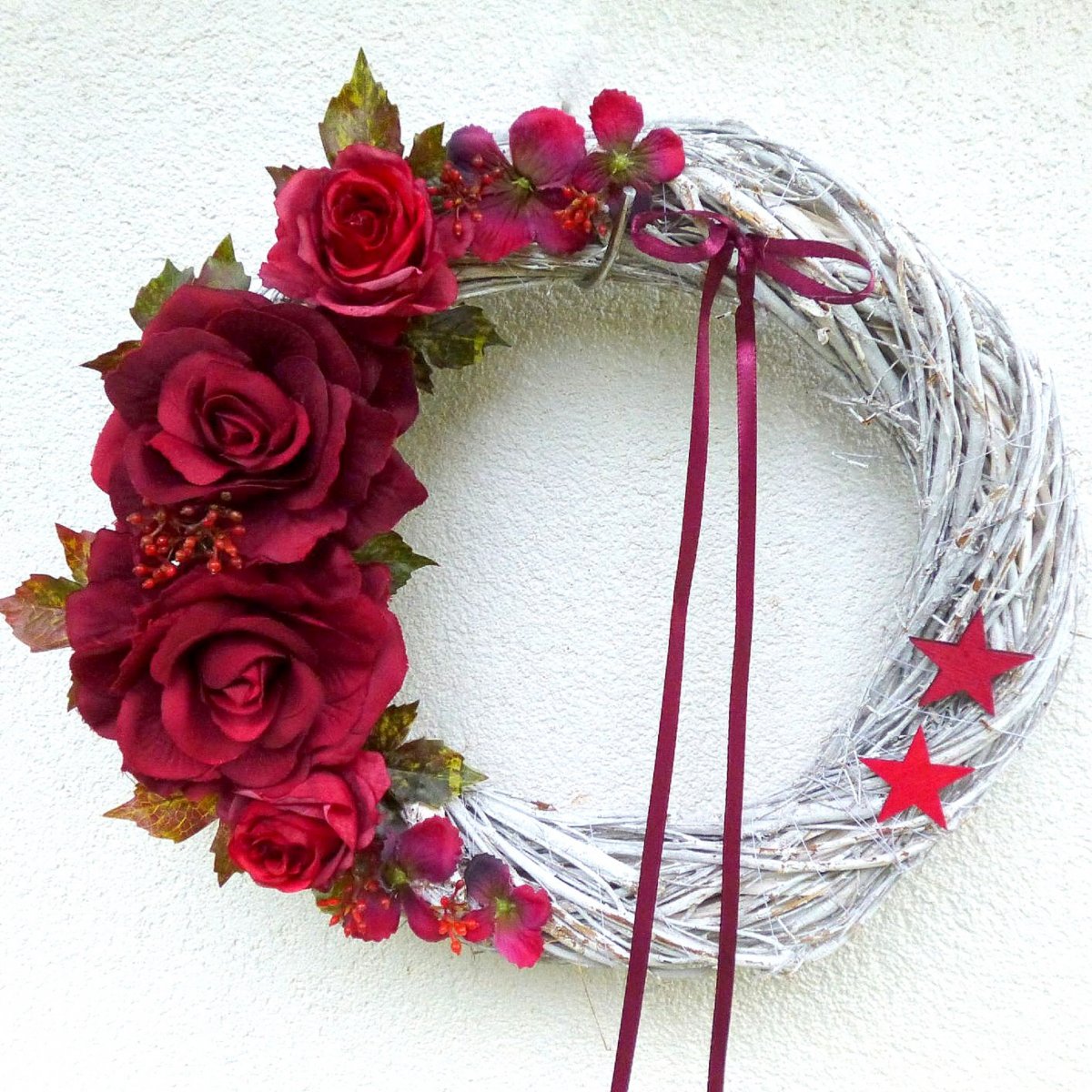 Vánoční révový věnec s rubínovými růžemi