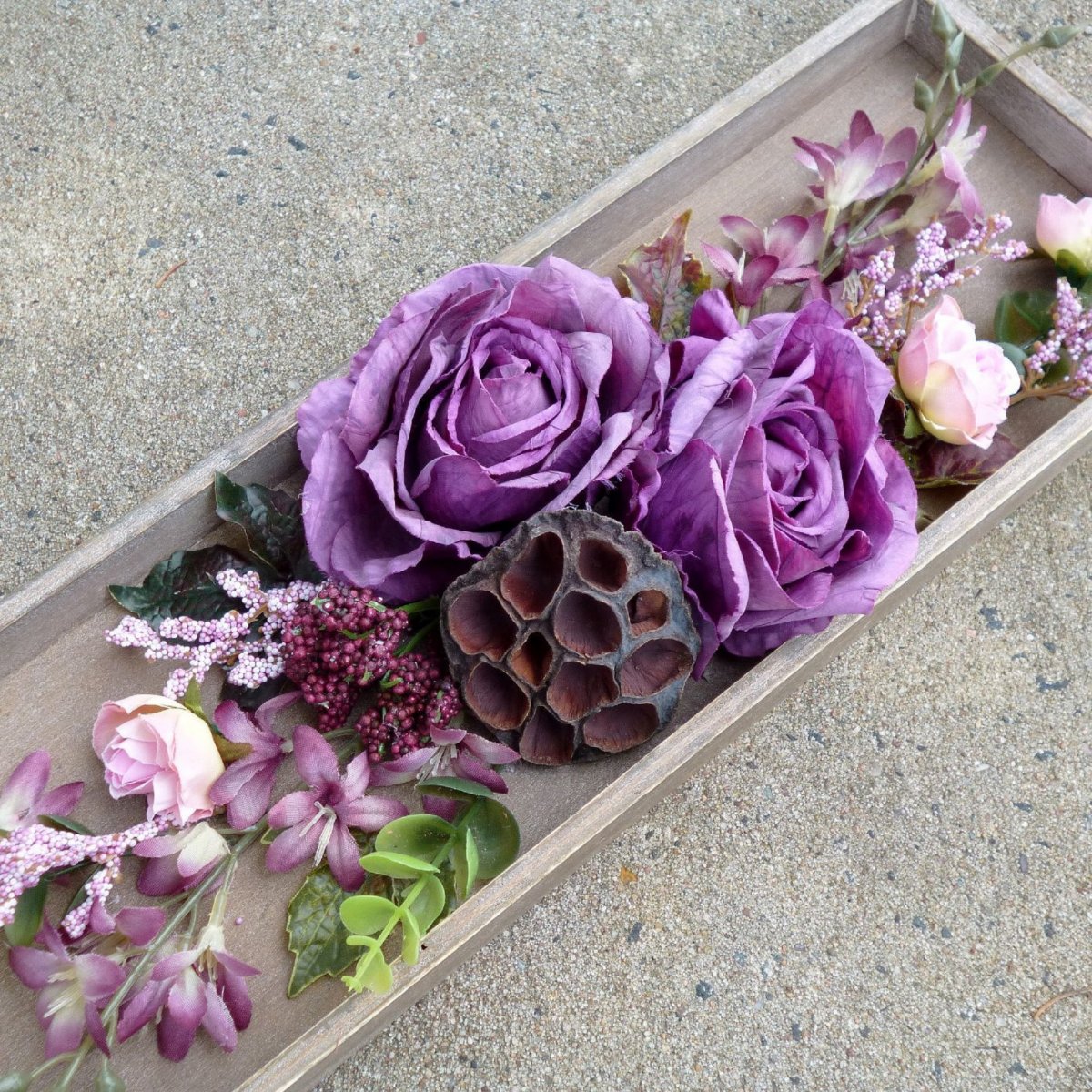 Dřevěný tác s růžovofialovými růžemi 