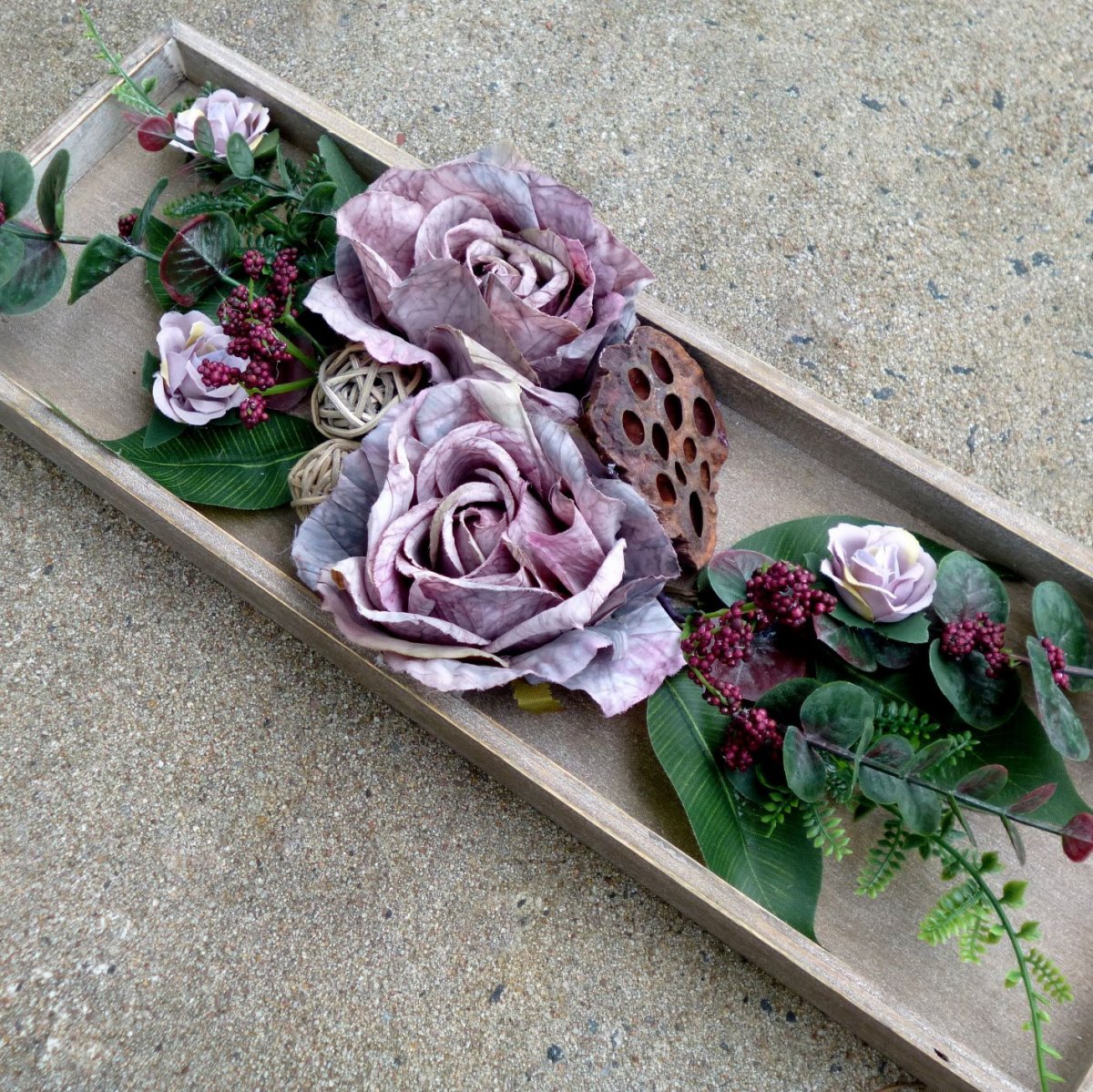 Růže s nádechem do vínova na dřevěném tácu